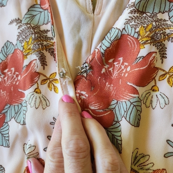 Lulu's Bell Sleeve Floral Cross Front Closure Sz. M Romper - Picture 8 of 12